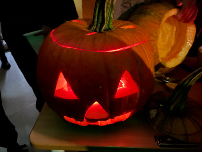 Halloweenská cesta temnou školou